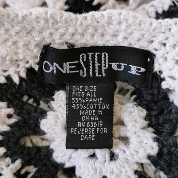 Vintage Black and White crochet sweater. - Picture 4 of 4